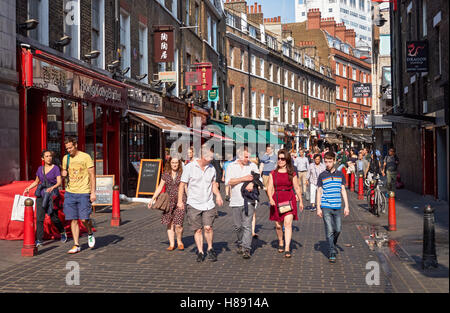 Persone su Lisle Street a Chinatown, Londra England Regno Unito Regno Unito Foto Stock