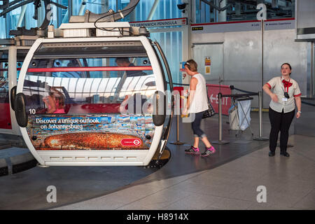 Persone che entrano in gondola della funivia Emirates Air Line, Londra Inghilterra Regno Unito Foto Stock