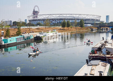 Persone in kayak sul fiume Lea in Stratford con lo stadio di Londra in background, Londra England Regno Unito Regno Unito Foto Stock