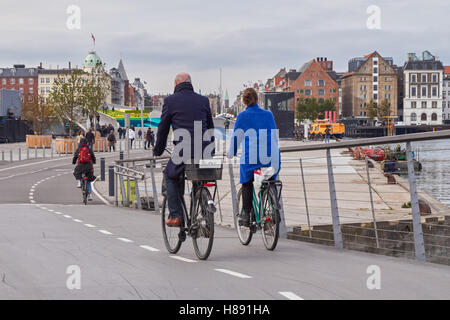 I ciclisti sulla farfalla a 3 vie per ponticello a Copenhagen, Danimarca Foto Stock