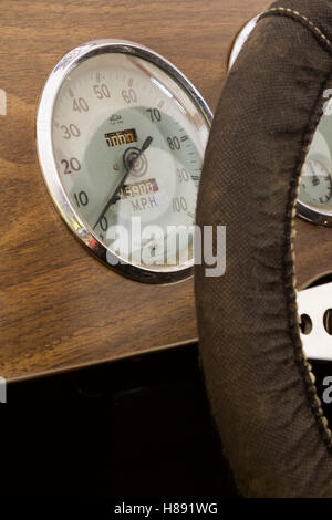 Dettaglio del tachimetro e del volante di 1953 mg TD Midget Foto Stock