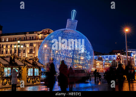 Sfera luminosa sulla Piazza Manezh di Mosca, Russia. Città natale decorazione Foto Stock