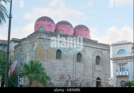 Incompiuta medievale di San Cataldo è raffinato esempio di architettura Norman-Arabic mix, situato in Piazza Bellini, Palermo Foto Stock