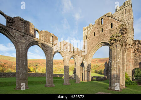 Nel tardo pomeriggio luce su Llanthony Priory tower e navata unica nella valle di Ewyas, Parco Nazionale di Brecon Beacons, South Wales, Regno Unito Foto Stock