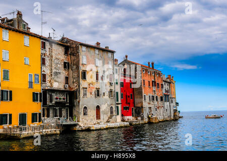 Romantica città vecchia di fronte al mare con colorate facciate dipinte in rosso e giallo, le case costruite in pietra Foto Stock