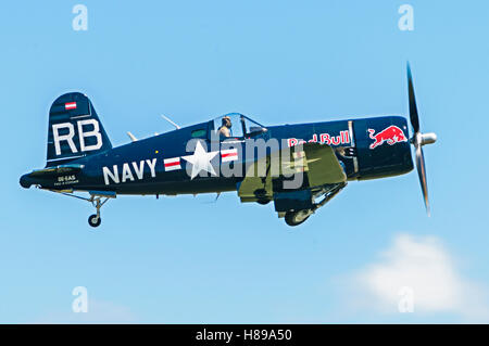 Maribor, Slovenia - 16 Aprile 2016: Red Bull F4U Corsair prendendo il largo a Maribor aeroporto per dimostrazione di volo Foto Stock