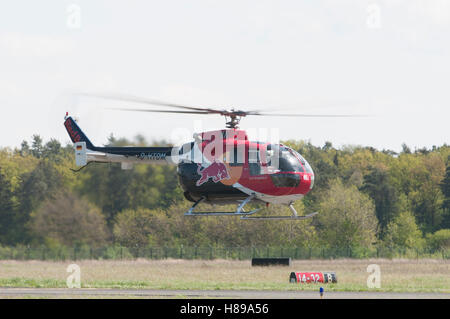 Maribor, Slovenia - 16 Aprile 2016: Red Bull elicotteri come parte del team di visualizzare i battenti tori eseguendo acrobazie aeree Foto Stock