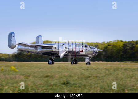 Maribor, Slovenia - 16 Aprile 2016: B-25 Mitchell WWII bombardiere, parte della Red Bull team display Flying tori a mostrare Foto Stock