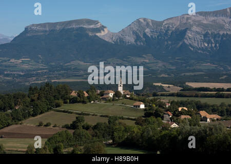 St Bonnet sulla rotta Napoleone in Haute Alpes dipartimento Francia guardando verso il Massif du Pelvoux. Settembre 2016. Foto Stock