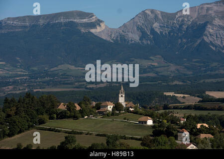 St Bonnet sulla rotta Napoleone in Haute Alpes dipartimento Francia guardando verso il Massif du Pelvoux. Settembre 2016. Foto Stock