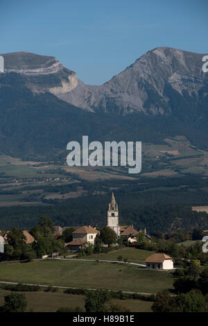 St Bonnet sulla rotta Napoleone in Haute Alpes dipartimento Francia guardando verso il Massif du Pelvoux. Settembre 2016. Foto Stock