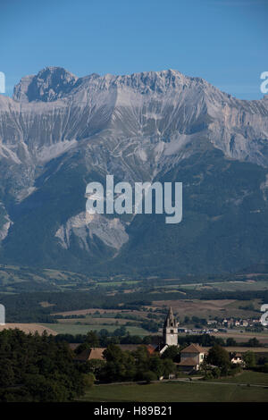 St Bonnet sulla rotta Napoleone in Haute Alpes dipartimento Francia guardando verso il Massif du Pelvoux. Settembre 2016. Foto Stock