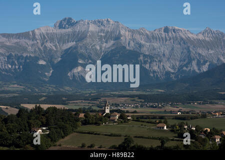 St Bonnet sulla rotta Napoleone in Haute Alpes dipartimento Francia guardando verso il Massif du Pelvoux. Settembre 2016. Foto Stock