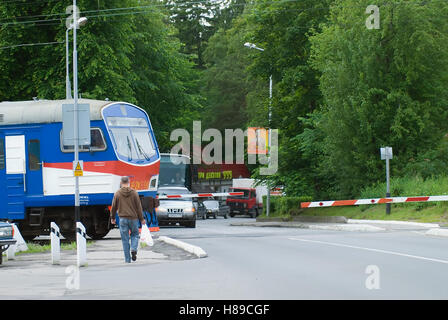 Il treno di guida su un incrocio ferroviario in Svetlogorsk. La Russia Foto Stock