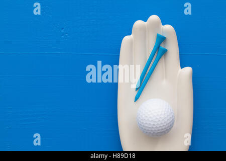 Dettaglio della mano artificiale con attrezzature da golf - Appartamento - Fotografia dei laici Foto Stock