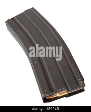 Rivista di metallo che viene caricato con ottone incassato munizioni Foto Stock