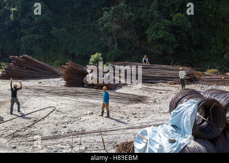 Bhulbhule, Nepal - Ottobre 23, 2014: i lavoratori con aste in acciaio presso il cantiere per la costruzione della parte superiore Marsyangdi Progetto Hydropower Foto Stock