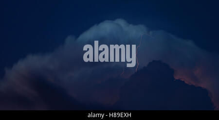 Coppia di fulmini proveniente da un crescente thunder storm Foto Stock