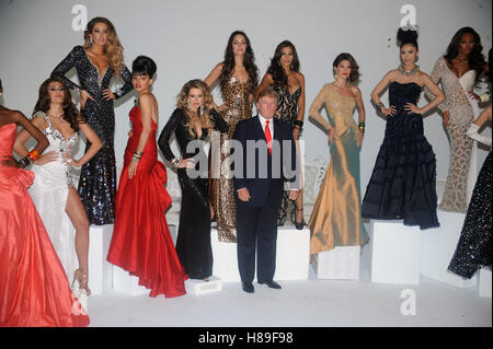 Donald Trump, con Miss USA 2004 Shandi Finnessey, (L) miss Universo 2003 Amelia Vega e (R) miss Universo 2008 Dayanna Mendoza frequentare una Miss Universo photocall at Chelsea Piers, Studio 59 sulla luglio 27, 2011 a New York City. Credito: Dennis Van Tine/MediaP Foto Stock