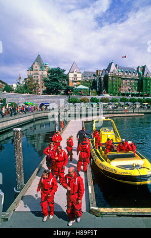 I turisti scendere dalla barca Zodiac dopo un whale watching tour, Victoria Harbour, l'isola di Vancouver, British Columbia, Canada Foto Stock