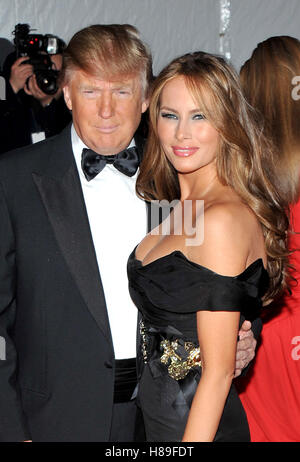 Donald Trump e Melania Trump raffigurato all 'il modello come Muse: incorporante moda' Costume Institute Gala - arrivi al Metropolitan Museum of Art di New York City il 4 maggio 2009. © RD / MediaPunch Foto Stock