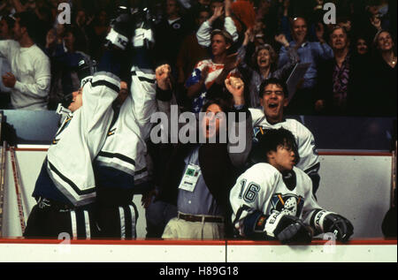 Mighty Ducks II - Das Superteam kehrt zurück, (D2 - il Mighty Ducks) USA 1994, Regie: Sam Weisman, Emilio Estevez (mi), Stichwort: Eishockey, Spieler, Tribüne, Jubel Foto Stock