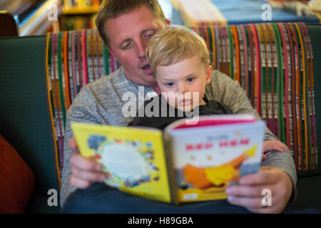 Detroit, Michigan - Adam Hjermstad legge a suo figlio di due anni, Adam Hjermstad Jr. Foto Stock