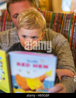 Detroit, Michigan - Adam Hjermstad reads to his two-year-old son, Adam Hjermstad Jr. Foto Stock