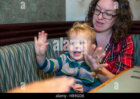 Detroit, Michigan - Mariel Hjermstad con i suoi due-anno-vecchio figlio Adam Hjermstad Jr. Foto Stock