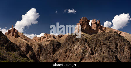 Panorama di pietra arenaria rossa picchi dalla Charyn canyon del fiume Parco Eco Kazakistan Foto Stock