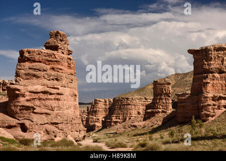 Pietra arenaria rossa nella zona asciutta di Charyn Canyon chiamato valle di Castelli Kazakistan Foto Stock