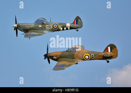 Un uragano e uno Spitfire durante un flypast presso Old Warden, Bedfordshire Foto Stock