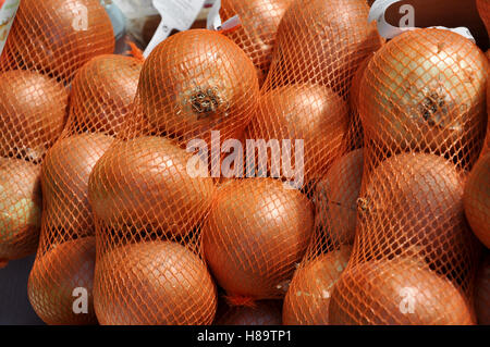 Close up di cipolle in borsa a rete Foto Stock