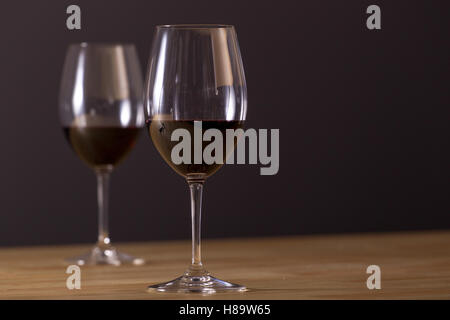 Due bicchieri di vino rosso posizionato sul tavolo Foto Stock