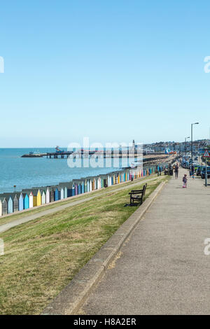 A piedi in Herne Bay Seafront Foto Stock