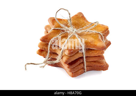 A forma di stella biscotti allo zenzero mazzo legato con la fune su bianco Foto Stock