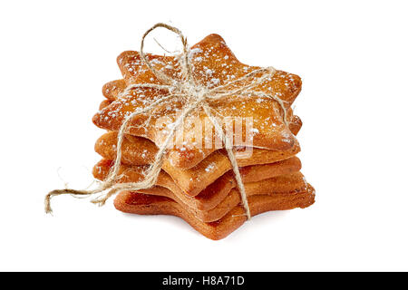 A forma di stella biscotti allo zenzero mazzo legato con la fune su bianco Foto Stock