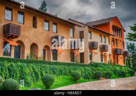 Immagine hdr di edifici colorati (appartamenti) in Thailandia Foto Stock