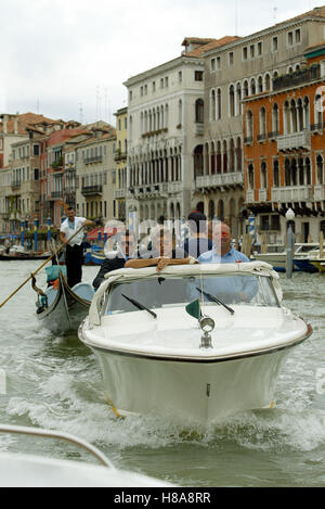 GEORGE CLOONEY George Clooney arriva Venezia 60ESIMO FESTIVAL DEL CINEMA DI VENEZIA ITALIA 01 Settembre 2003 Foto Stock