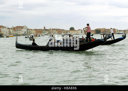 Gondole george clooney arriva Venezia 60ESIMO FESTIVAL DEL CINEMA DI VENEZIA ITALIA 01 Settembre 2003 Foto Stock