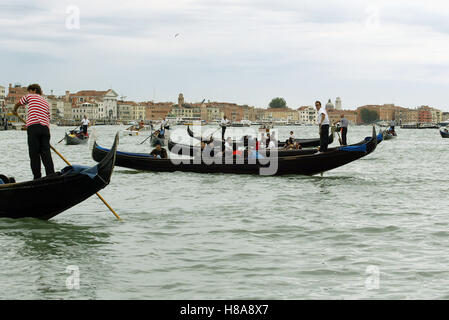 Gondole george clooney arriva Venezia 60ESIMO FESTIVAL DEL CINEMA DI VENEZIA ITALIA 01 Settembre 2003 Foto Stock