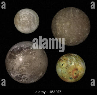 Quattro principali lune di Giove, vero confronto su sfondo nero Foto Stock