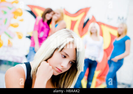 Ragazza adolescente di essere vittima di bullismo da parte di colleghi Foto Stock