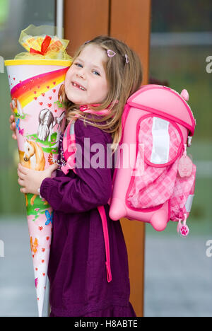 Bambino a partire scuola, con un cono di scuola e di una cartella Foto Stock