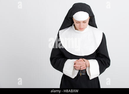 Nun pregando il Rosario Foto Stock