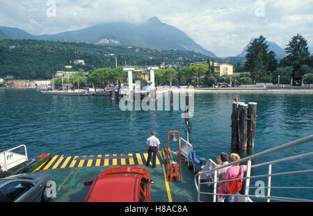 Traghetto per auto docking al molo di Toscolano Maderno, traghetto, in barca sul Lago di Garda, Italia, Europa Foto Stock
