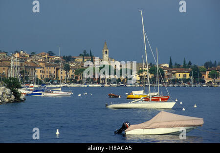 Barche alla boa off Toscolano Maderno, vista sulla città, sul Lago di Garda, Italia, Europa Foto Stock