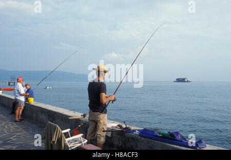 I pescatori pesca nel porto di Toscolano Maderno, pesca sul lago di Garda, Italia, Europa Foto Stock