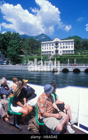 Vista di Villa Carlotta a Tremezzo, escursione in barca, passeggeri, Lago di Como, laghi italiani, Lombardia, Italia, Europa Foto Stock