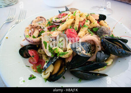 Busiate marinara Trapanese, una tipica pasta di pesce piatto fro i trapani regione Sicilia. Foto Stock